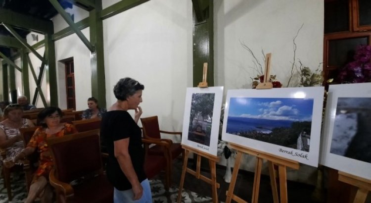 Burhaniyede genç sanatçı Solakın eserleri ilgi gördü