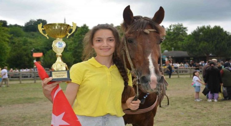 Orduda atlar kıyasıya yarıştı