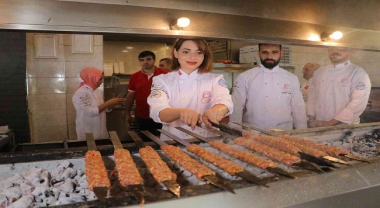 69 yıllık kebap ustasından eğitim alan gençlere sertifika