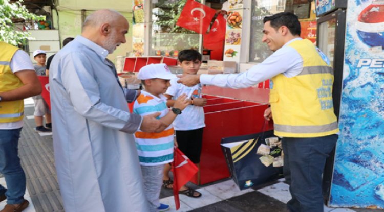 Haliliye’de Esnaf Ve Vatandaşa Türk Bayrağı Dağıtıldı