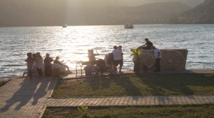 Sakin İlçe Yerli Ve Yabancı Turistlerin Akınına Uğradı