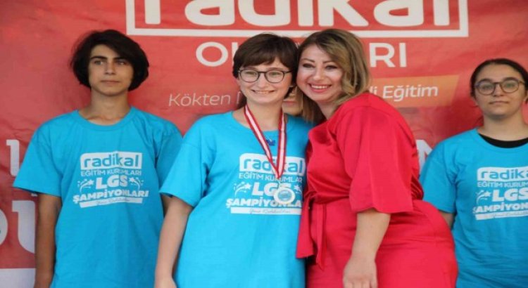 Radikal Eğitim Kurumlarında LGSde dereceye giren öğrencilere ödül