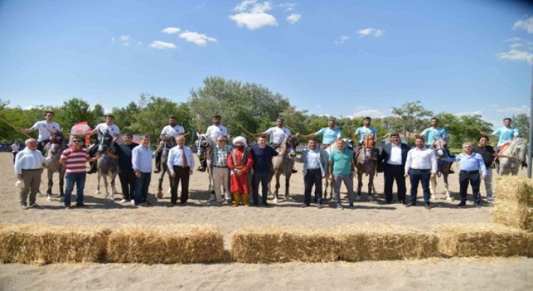 Geleneksel kıyafetli atlı okçular Kahramankazanda buluştu