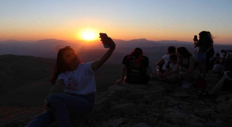 Nemrut Dağında hafta sonu turist yoğunluğu yaşandı