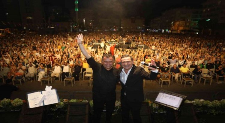 Alanya Belediyesinin yaz konserinde, Ferhat Göçer coşkusu