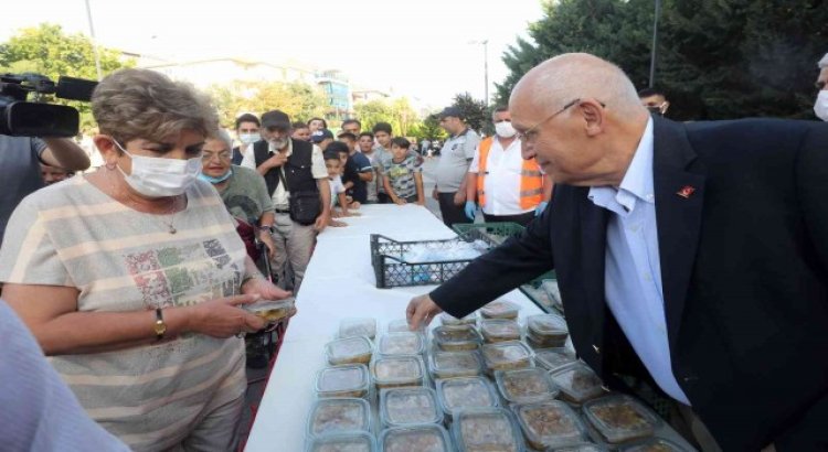 Yenimahallede 50 bin porsiyon aşure dağıtıldı