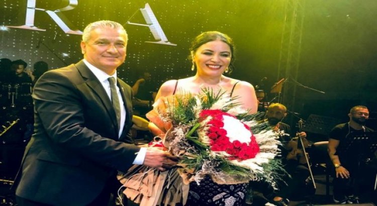 Ünlü sanatçı Zara, Belende düzenlenen yayla şenliklerinde konser verdi