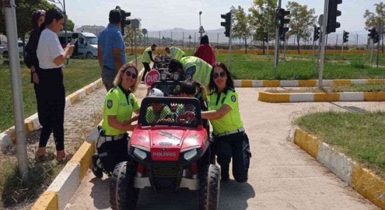 Van polisinden minik öğrencilere trafik eğitimi