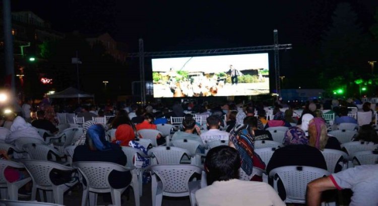 Kahramankazanda çocuklara açık havada sinema keyfi