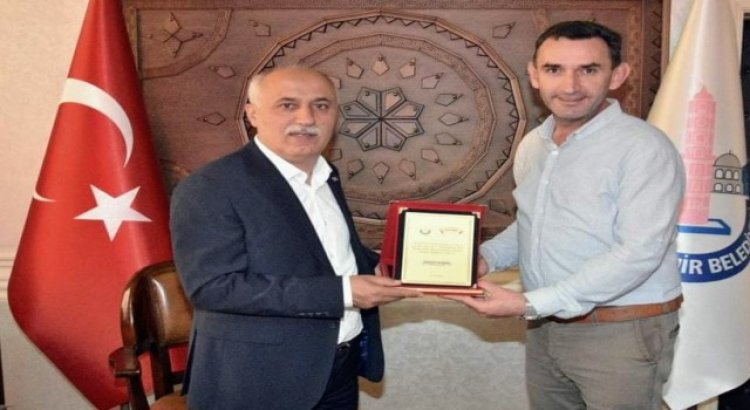 Başkan Aydından İhlas Haber Ajansına plaket