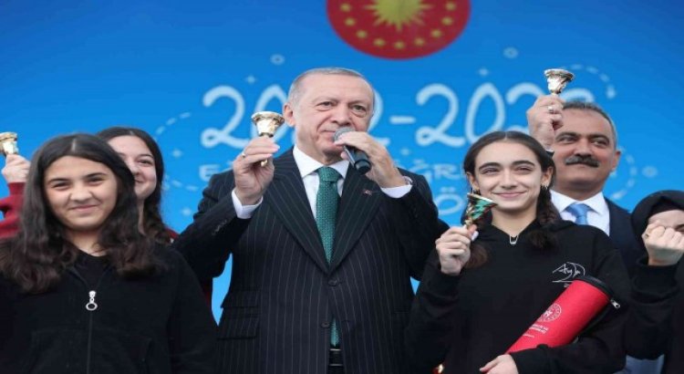 Cumhurbaşkanı Erdoğan: “Geleceğimizi kendi devletine, tarihine kinle, nefretle bakan değil, tarihinden gurur duyan gençlere emanet etmek istiyoruz”