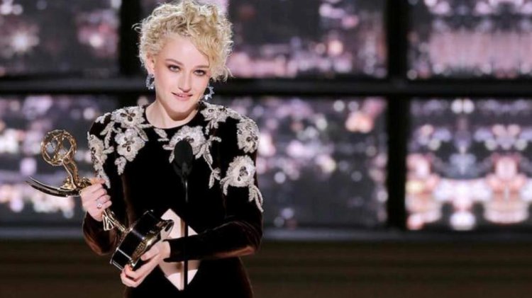 Oyuncu Julia Garner, göbek dekolteli elbisesiyle Emmy Ödül Töreni’ne damga vurdu