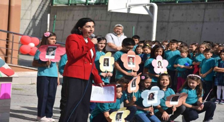 Pandemide yazdığı şiiri okuyan öğretmen büyük alkış aldı