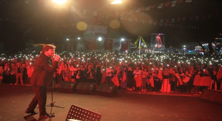 Ahmet Şafak yeni şarkısı Bizden Olmazı ilk kez Kulada seslendirdi