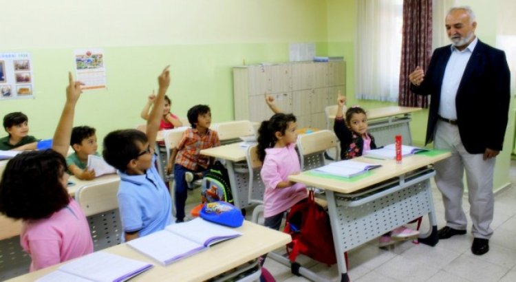 Başkan Kepez, okula yeni başlayan öğrencilere hediye verdi