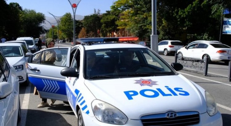 Erzincan polisi KPSSye geç kalmakta olan öğrenciyi 15 dakika kala sınava yetiştirdi