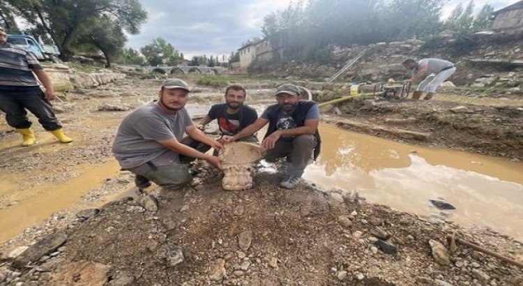 Çavdarhisar Aizanoi Antik Kentindeki kazılarda güneş saatine ulaşıldı