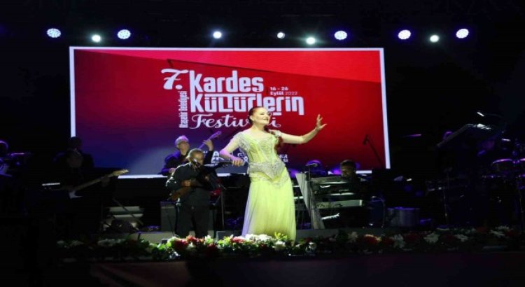 Candan Erçetin 7. Kardeş Kültürlerin Festivalinde hayranlarıyla buluştu