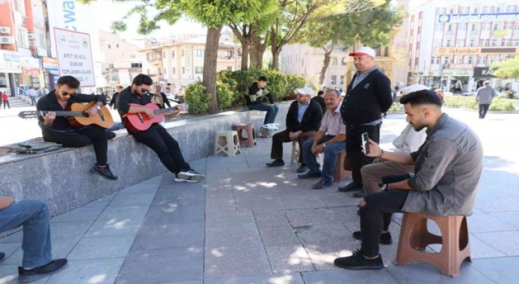 Aksaray sokaklarında “Neredesin sen” türküsüyle Neşet Ertaşı andılar