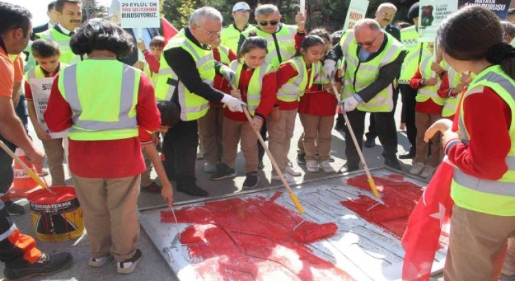 Trafikte yaya önceliğine dikkat çekmek için yaya geçidi kırmızıya boyandı