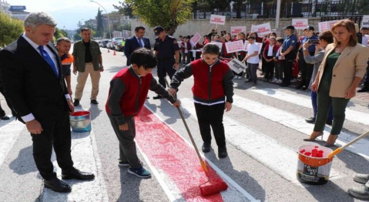 Safranboluda yaya geçitleri kırmızıya boyanıp, öğrenciler bilgilendirildi