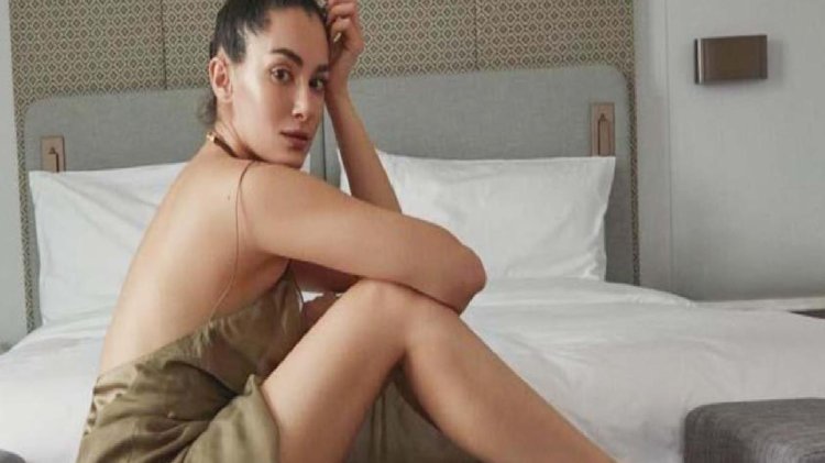 Güzel oyuncu Hande Doğandemir, yorgana sarılarak denizin içinde poz verdi