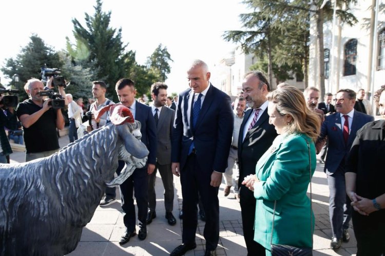 Kültür ve Turizm Bakanı Ersoy, Başkent Kültür Yolu Festivali kapsamında açılan sergileri gezdi Açıklaması