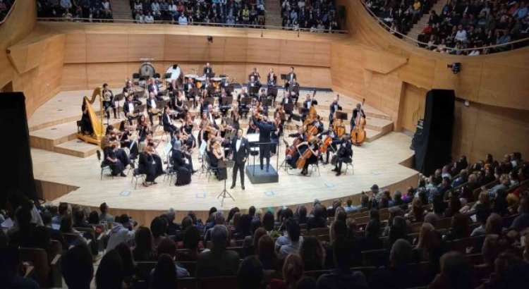 Bakan Ersoy, opera sanatçıları Murat Karahan ile Opolaisin konserini izledi