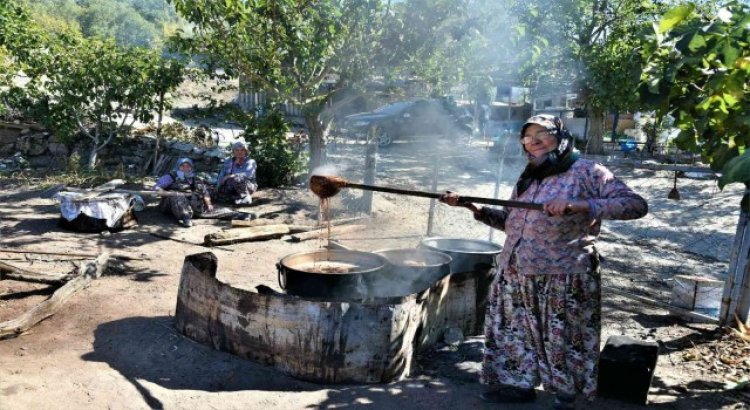 Doğal şehirde halka açık pekmez ocağı