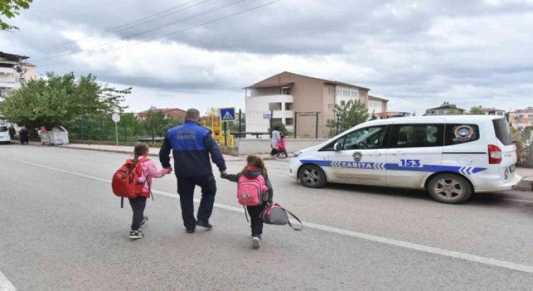 Tekkeköyde zabıta okul önlerinde, çocuklar güvende