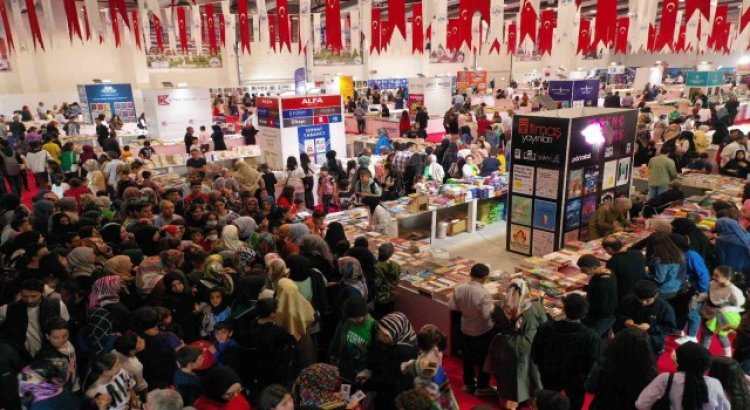 Elazığda Kitap Fuarı yoğun katılımla açıldı