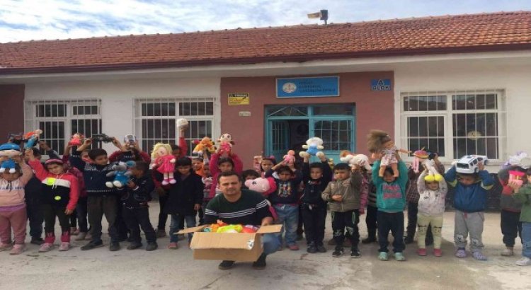 “Oyuncak kardeşliği” köy okulu öğrencilerinin yüzünü güldürdü