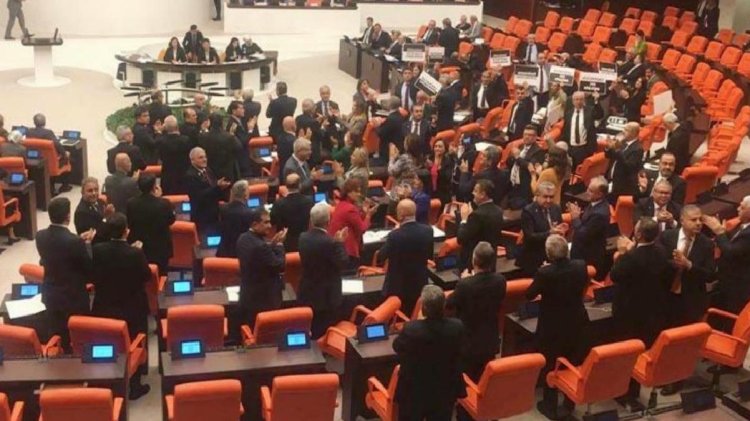 TBMM’de gergin gece! Muhalefetin protestosu sonrası, Basın Kanunu’nun tartışmalı 29. maddesi görüşülemedi