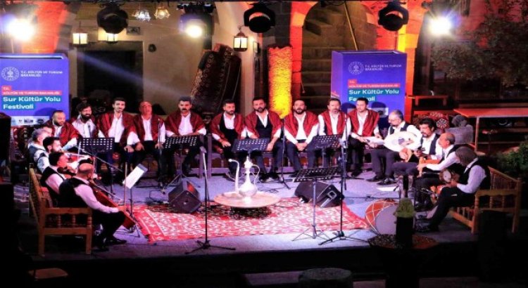 Bakan Ersoy, Diyarbakır‘da devam eden festival etkinliklerini gezdi