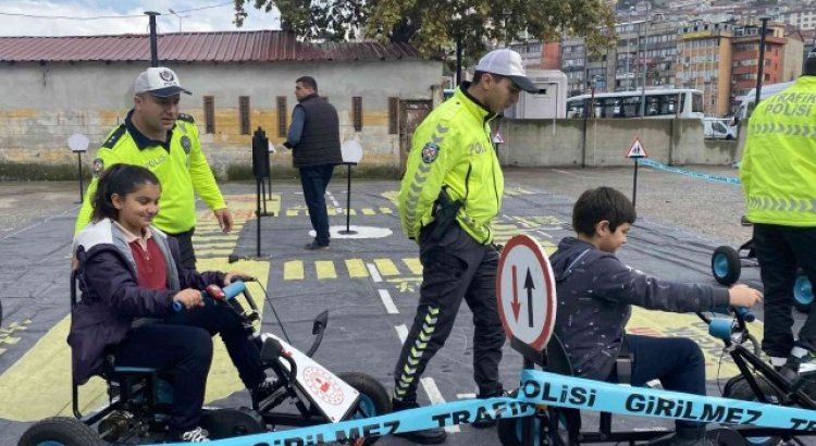 Öğrencilere mobil eğitim tırında trafik eğitimi verildi