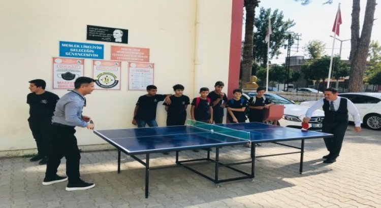 Meslek lisesi öğrencileri, okullara tenis masası üretiyor