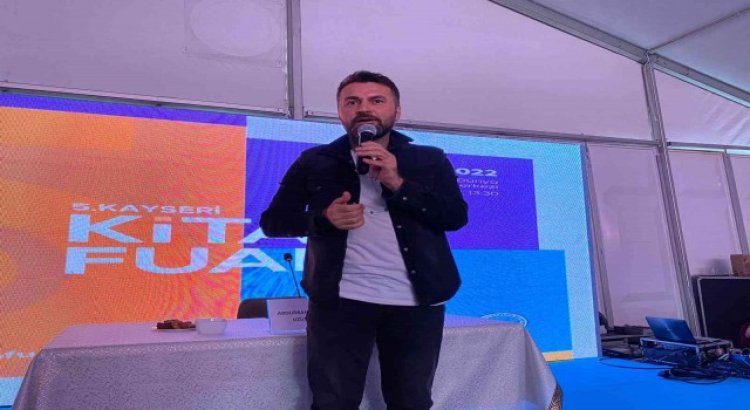 Kayseri Kitap Fuarında yazar Abdurrahman Uzuna yoğun ilgi