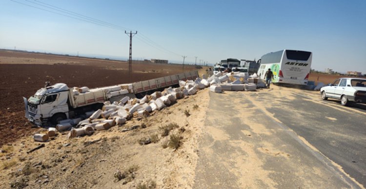 Şanlıurfa&#039;da saman balyaları yüklü tır şarampole yuvarlandı