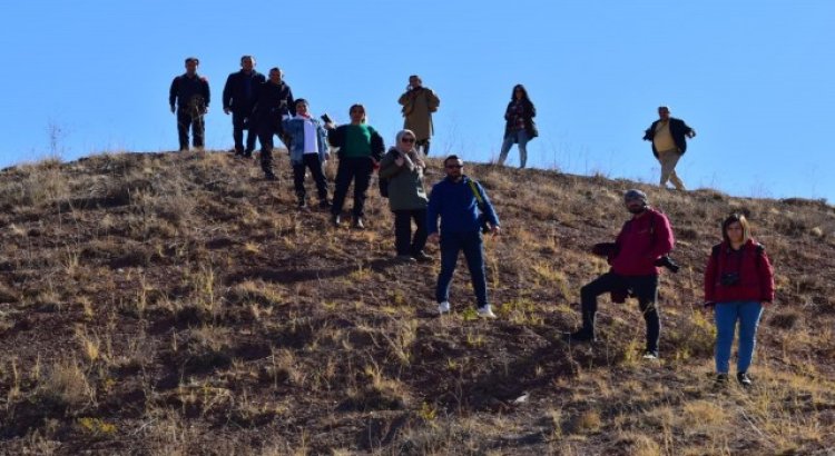 Sonbahar fotoğrafları için dağlara tırmandılar