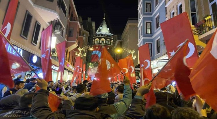 Beyoğlunda Cumhuriyetin 99. yılına özel fener alayı yürüyüşü düzenlendi