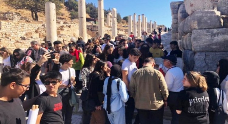 Gazi Emet Anadolu Lisesi öğrencileri İzmir gezisine katıldı