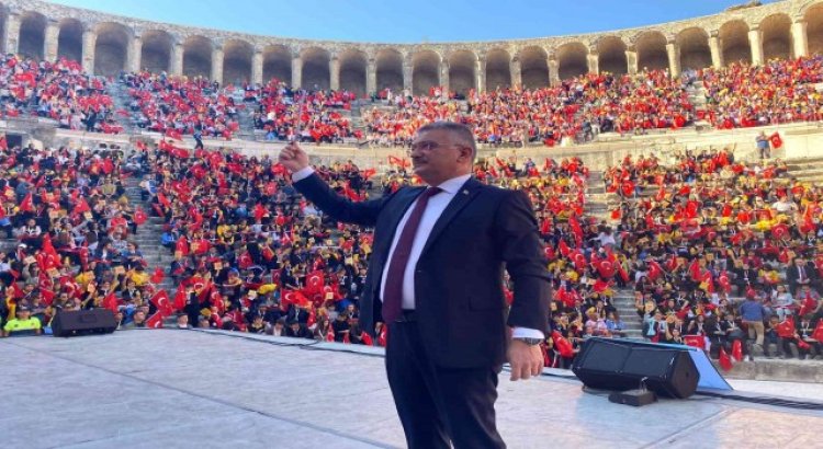 Aspendos Antik Tiyatrosunda 6 bin öğrenci aynı anda kitap okudu