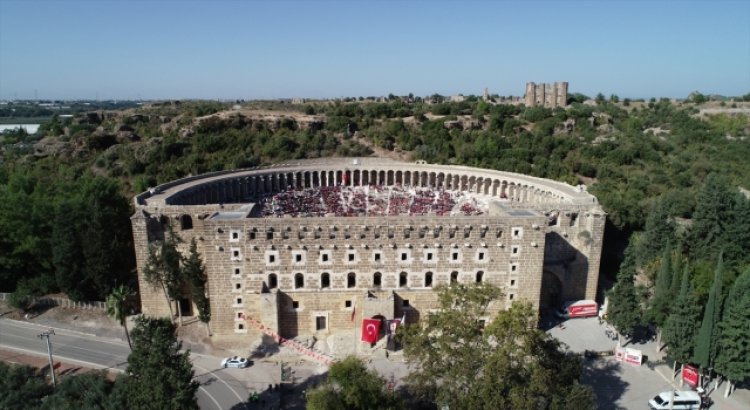 Aspendos Antik Tiyatro’da 7 bin öğrenci kitap okudu