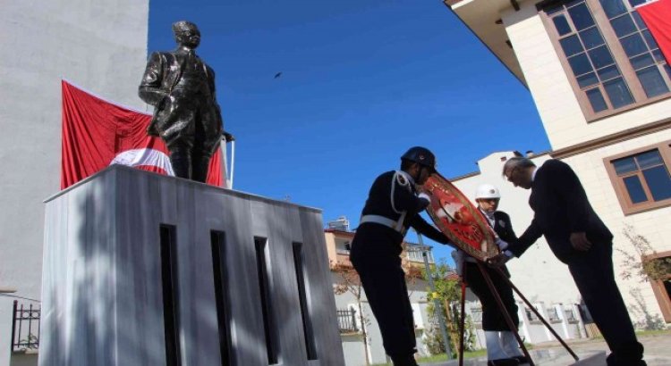 Bingölde 29 Ekim kutlamaları çelenk sunma ile başladı