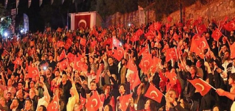 Aydın Büyükşehir Belediyesi’nin Cumhuriyet Bayramı aktiflikleri kapsamında düzenlediği Musa Göçmen Senfoni Orkestrası Konseri Aydınlıları büyüledi