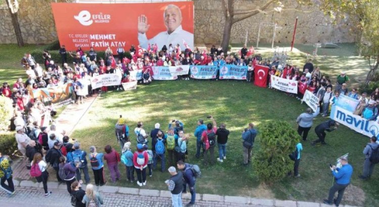 Efelerde doğa tutkunlarından Cumhuriyet yürüyüşü