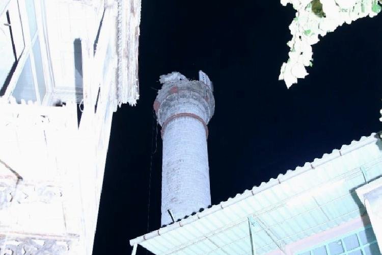 İzmir Buca’da 4,9 büyüklüğünde sarsıntı… Konak’ta cami minaresi yıkıldı!