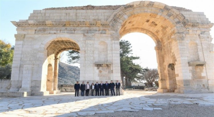 Anavarza Antik Kentinde heyecanlandıran izler