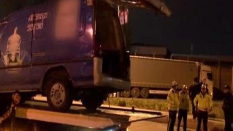 Ataşehir’de trafik ışıklarına çarpan minibüs yan yattı: 1’i ağır 3 yaralı