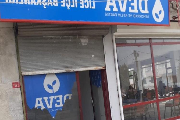 Diyarbakır Lice’de DEVA’ya molotoflu saldırı!